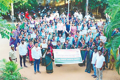 ಪಾಂಡವಪುರ ಪಟ್ಟಣದ ತಾಲೂಕು ಪಂಚಾಯಿತಿ ಆವರಣದಲ್ಲಿ ಆಯೋಜಿಸಿದ್ದ ಮತದಾರರ ಪಟ್ಟಿಗಳ ವಿಶೇಷ ಸಮಗ್ರ ಪರಿಷ್ಕರಣೆ ಜಾಗೃತಿ ಕಾರ್ಯಕ್ರಮ ಹಮ್ಮಿಕೊಳ್ಳಲಾಗಿತ್ತು. ಕೆ.ಆರ್.ನಂದಿನಿ, ಎನ್‌ಆರ್‌ಎಲ್‌ಎಂ ಸಿಬ್ಬಂದಿ ಇದ್ದರು.