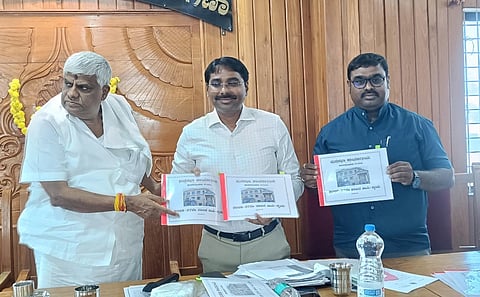 ಹೊಳೆನರಸೀಪುರ ಪಟ್ಟಣದ ಪುರಸಭೆ ಕಾರ್ಯಾಲಯದಲ್ಲಿ 2026-27ನೇ ಸಾಲಿನ ಆಯವ್ಯಯ ಮಂಡನೆಯನ್ನು ಆಡಳಿತಾಧಿಕಾರಿ ಜಗದೀಶ್ ಗಂಗಣ್ಣವರ್ ಮಂಡಿಸಿದರು. ಶಾಸಕ ಎಚ್.ಡಿ.ರೇವಣ್ಣ, ಪುರಸಭೆ ಮುಖ್ಯಾಧಿಕಾರಿ ಶಿವಶಂಕರ್ ಇದ್ದರು.