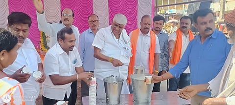 ಹೊಳೆನರಸೀಪುರ ಪಟ್ಟಣದ  ಪುರಸಭೆ ಮುಂಭಾಗದಲ್ಲಿ ಶುಕ್ರವಾರ ಹನುಮೋತ್ಸವ ಆಚರಣೆ ಸಮಿತಿಯ ವತಿಯಿಂದ ರಾಮ ನವಮಿ ಆಚರಿಸಲಾಯಿತು. ಶಾಸಕ ರೇವಣ್ಣ, ಶ್ರೀಧರ್, ಶಂಕರ್ ಇದ್ದರು.
