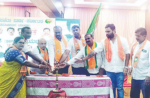 ಹೊಳೆನರಸೀಪುರ ಪಟ್ಟಣದ ಹೌಸಿಂಗ್ ಬೋರ್ಡ್  ಪಿಆರ್ ಕಲ್ಯಾಣ ಮಂಟಪದಲ್ಲಿ ಶನಿವಾರ  ಬಿಜೆಪಿ ವತಿಯಿಂದ ಬಿಎಲ್‌ಎ 2 ಕಾರ್ಯಾಗಾರ ಏರ್ಪಡಿಸಲಾಗಿತ್ತು. ಸಿದ್ದೇಶ್ ನಾಗೇಂದ್ರ, ಶ್ರೀನಿವಾಸ್, ಗಿರೀಶ್, ಇತರರಿದ್ದರು.