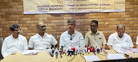 ಜಿಲ್ಲಾ‌ಕ್ವಾರಿ ಮಾಲೀಕರ ಸಂಘದ ಅಧ್ಯಕ್ಷ ಸಂಜೀವ ಹಟ್ಟಿಹೊಳಿ ಶುಕ್ರವಾರ ಸುದ್ದಿಗೋಷ್ಠಿಯಲ್ಲಿ ಮಾತನಾಡಿದರು.