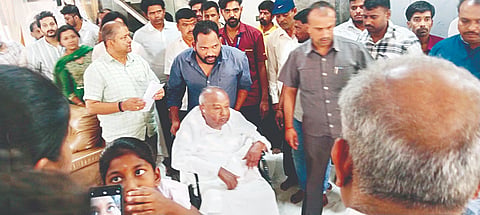ಹೊಳೆನರಸೀಪುರ ತಾಲೂಕಿನ ಬಸವನಾಯಕನಹಳ್ಳಿ ಸಹೋದರಿ ತಿಥಿ ಕಾರ್ಯಕ್ಕೆ ಮಾಜಿ ಪ್ರಧಾನಿ ದೇವೇಗೌಡ ಅವರು ಆಗಮಿಸಿದ್ದರು.