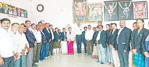 ಹೊಳೆನರಸೀಪುರ ಪಟ್ಟಣದ ಕೋರ್ಟ್ ಆವರಣದಲ್ಲಿ ಹಮ್ಮಿಕೊಂಡಿದ್ದ ಡಾ.ಶ್ರೀ ಶಿವಕುಮಾರ ಸ್ವಾಮೀಜಿ ಅವರ ಜನ್ಮದಿನ ಕಾರ್ಯಕ್ರಮದಲ್ಲಿ ನ್ಯಾಯಾಧೀಶರಾದ ಚೇತನಾ, ಐಶ್ವರ್ಯಾ, ವಕೀಲ ಶಿವಕುಮಾರ್, ಸುರೇಶ್, ಶಿವಮ್ಮ, ಸುನೀಲ್ ಇದ್ದರು. 