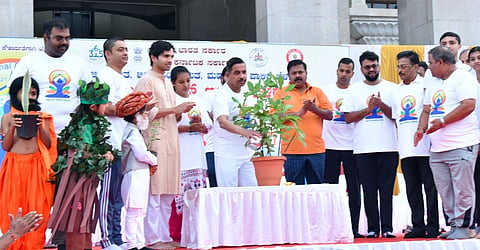 ಬೆಳಗಾವಿ ಸುವರ್ಣ ಸೌಧ ಆವರಣದಲ್ಲಿ ಭಾನುವಾರ ಅಂತಾರಾಷ್ಟ್ರೀಯ ಯೋಗ ದಿನ ಆಚರಿಸಲಾಯಿತು.