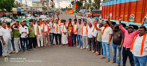 ತಮಿಳುನಾಡಿಗೆ ಕಾವೇರಿ ನೀರು ಹರಿಸಬಾರದು ಎಂದು ಒತ್ತಾಯಿಸಿ ಬಿಜೆಪಿ ಕಾರ್ಯಕರ್ತರು ರಾಷ್ಟ್ರೀಯ ಹೆದ್ದಾರಿಯಲ್ಲಿ ವಾಹನ ಸಂಚಾರಿ ತಡೆದು ಪ್ರತಿಭಟನೆ ನಡೆಸಿದರು. ನೀಲನಹಳ್ಳಿ ಧನಂಜಯ, ಮಂಗಳಾ ನವೀನ್ ಇತರರು ಇದ್ದರು.