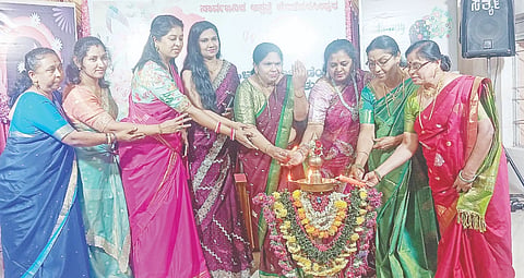 ಹೊಳೆನರಸೀಪುರ ಸಾರ್ವಜನಿಕ ಆಸ್ಪತ್ರೆಯಲ್ಲಿ ಆಯೋಜಿಸಲಾಗಿದ್ದ ಅಂತಾರಾಷ್ಟ್ರೀಯ ಮಹಿಳಾ ದಿನಾಚರಣೆ ಕಾರ್ಯಕ್ರಮವನ್ನು ಮಂಜುಳ ಉದ್ಘಾಟಿಸಿದರು.ಮೀನಾಕ್ಷಿ, ಡಾ. ಧನಶೇಖರ್, ಡಾ.ವಿಜಯಕುಮಾರ್, ಡಾ. ಕುಸುಮಾ, ತುಳಸಿಕುಮಾರಿ ಇದ್ದರು.