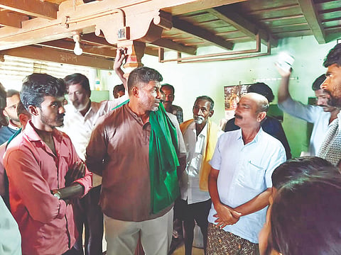 ಮೇಲುಕೋಟೆ ವಿಧಾನಸಭಾ ಕ್ಷೇತ್ರ ವ್ಯಾಪ್ತಿಯ ಹಟ್ನ ಬೇವುಕಲ್ಲು ಗ್ರಾಮದಲ್ಲಿ ಸಾಲಭಾದೆಗೆ ಹೆದರಿ ದಂಪತಿ ಆತ್ಮಹತ್ಯೆ ಮಾಡಿಕೊಂಡ ಹಿನ್ನೆಲೆಯಲ್ಲಿ ಶಾಸಕ ದರ್ಶನ್ ಪುಟ್ಟಣ್ಣಯ್ಯ ಮೃತರ ಮನೆಗೆ ಭೇಟಿ ನೀಡಿ ಕುಟುಂಬಸ್ಥರಿಗೆ ಸಾಂತ್ವನ ಹೇಳಿದರು.