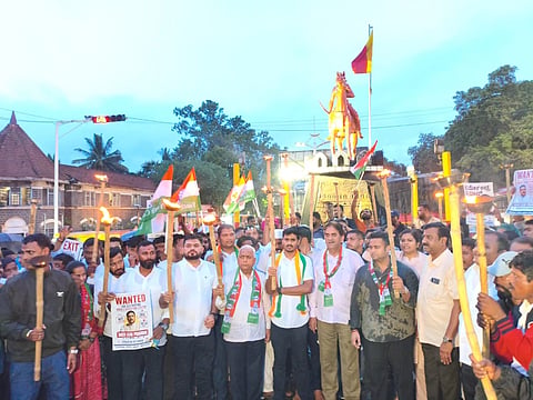 ನಗರದ ಚನ್ನಮ್ಮ ವೃತ್ತದಲ್ಲಿ ಕಾಂಗ್ರೆಸ್ ಕಾರ್ಯಕರ್ತರ ಪ್ರತಿಭಟನೆ