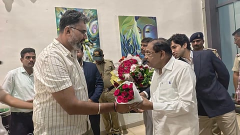 ಬೆಳಗಾವಿ ವಿಮಾನ ನಿಲ್ದಾಣದಲ್ಲಿ ಮಂಗಳವಾರ ಡಾ.ಜಿ.ಪರಮೇಶ್ವರನನ್ನು ಶಾಸಕ ವಿಶ್ವಾಸ ವೈದ್ಯ ಬರಮಾಡಿಕೊಂಡರು.‌ಮೊಹಮ್ಮದ‌ ರೋಷನ್, . ಸಂದೀಪ ಪಾಟೀಲ ಇತರರಿದ್ದರು.