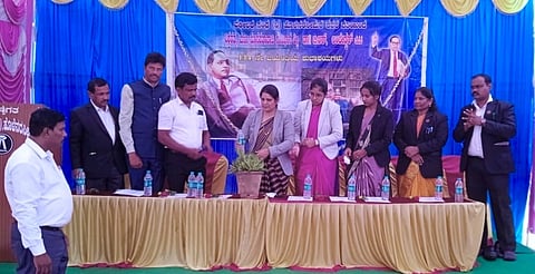 ಹೊಳೆನರಸೀಪುರದ ನ್ಯಾಯಾಲಯದ ಆವರಣದಲ್ಲಿ ತಾಲೂಕು ವಕೀಲರ ಸಂಘ ಆಯೋಜನೆ ಮಾಡಿದ್ದ ಡಾ. ಬಿ.ಆರ್.ಅಂಬೇಡ್ಕರ್ ಅವರ 135ನೇ ಜನ್ಮ ದಿನಾಚರಣೆಯನ್ನು ಹಿರಿಯ ಸಿವಿಲ್ ನ್ಯಾಯಾಧೀಶೆ ನಿವೇದಿತಾ ಮಹಾಂತೇಶ್ ಮುನವಳ್ಳಿಮಠ್ ಉದ್ಘಾಟಿಸಿದರು. ಚೇತನಾ, ಐಶ್ವರ್ಯಾ ಗುಡದಿನ್ನಿ, ಎಂ.ವಿ.ಶಿವಕುಮಾರ್ ಇತರರು ಇದ್ದರು.