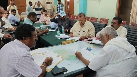 ಹೊಳೆನರಸೀಪುರ ತಾಲೂಕು ಕಚೇರಿಯಲ್ಲಿ ಶಾಸಕ ಎಚ್.ಡಿ.ರೇವಣ್ಣ ಟಾಸ್ಕ್‌ಫೋರ್ಸ್ ಸಭೆ ನಡೆಸಿದರು. ತಹಸೀಲ್ದಾರ್ ವೈ.ಎಂ.ರೇಣುಕುಮಾರ್, ತಾಲೂಕು ಪಂಚಾಯಿತಿ ಕಾರ್ಯನಿರ್ವಹಣಾಧಿಕಾರಿ ಮುನಿರಾಜ್, ಪುರಸಭಾ ಮುಖ್ಯ ಅಧಿಕಾರಿ ಶಿವಶಂಕರ್ ಇದ್ದರು. 