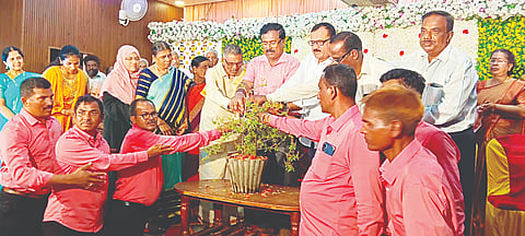ಹೊಳೆನರಸೀಪುರ ಪಟ್ಟಣದ ಎಂಎಂಎಕೆ ಶಾಲೆಯ ಹಿರಿಯ ವಿದ್ಯಾರ್ಥಿಗಳು ಏರ್ಪಡಿಸಿದ್ದ ಗುರು ವಂದನಾ ಕಾರ್ಯಕ್ರಮದಲ್ಲಿ ಶಿಕ್ಷಕರನ್ನು ಗೌರವಿಸಲಾಯಿತು. ಎಂ.ಜೆ. ಜವರಯ್ಯ, ಸುಶೀಲಮ್ಮ, ಜಯಲಕ್ಷ್ಮೀ, ಎಚ್.ಆರ್. ಜಯರಾಮ್, ಎಚ್.ಕೆ. ಸೋಮಶೇಖರ ಇತರರು ಇದ್ದರು.
