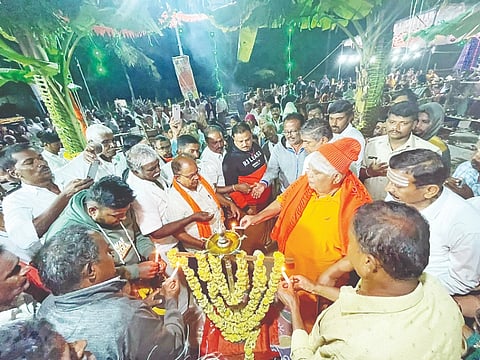 ಅರಸೀಕೆರೆ ಗ್ರಾಮಾಂತರ ತಾಲೂಕಿನ ಕಣಕಟ್ಟೆ ಹೋಬಳಿಯ ಮಾಡಾಳು ಗ್ರಾಮದ ಶ್ರೀ ಮೂಲ ಸ್ವರ್ಣ ಗೌರಮ್ಮ ದೇವಾಲಯದಲ್ಲಿ ಎರಡನೇ ವರ್ಷದ 11 ಸಹಸ್ರ ದೀಪೋತ್ಸವ ಇತ್ತೀಚೆಗೆ ಸಂಭ್ರಮದಿಂದ ಜರುಗಿತು. 