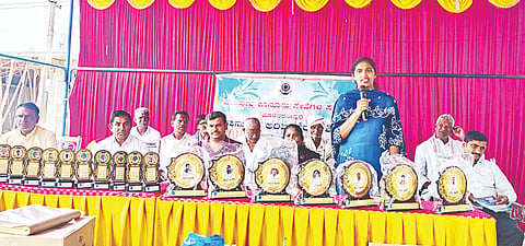 ಹೊಳೆನರಸೀಪುರ ಪಟ್ಟಣದ ಡಾ.ಬಿ.ಆರ್.ಅಂಬೇಡ್ಕರ್ ನಗರದಲ್ಲಿ ಕಾರ್ಮಿಕ ದಿನಾಚರಣೆ ಮತ್ತು ಕಾನೂನು ಅರಿವು ಮತ್ತು ನೆರವು ಕಾರ್ಯಕ್ರಮ ಏರ್ಪಡಿಸಲಾಗಿತ್ತು. ಯಮುನಾ, ಶಿವಮ್ಮ, ಲಕ್ಷಣ ಇದ್ದರು.
