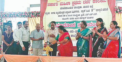 ಹೊಳೆನರಸೀಪುರ ಸರ್ಕಾರಿ ಮಹಿಳಾ ಪ್ರಥಮದರ್ಜೆ ಕಾಲೇಜಿನಲ್ಲಿ 2025-26 ಸಾಲಿನ ಸಾಂಸ್ಕೃತಿ ಸಮಾರೋಪ ಸಮಾರಂಭವನ್ನು ಹಾಸನದ ಮಹಿಳಾ ಸರ್ಕಾರಿ ಪ್ರಧಮ ದರ್ಜೆ ಕಾಲೇಜಿನ ಪ್ರಾಂಶುಪಾಲೆ ಡಾ.ಕವಿತಾ ಹಾಗೂ ಗಣ್ಯರು ಚಾಲನೆ ನೀಡಿದರು.