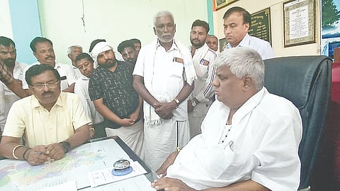 ಹೊಳೆನರಸೀಪುರತಾಲೂಕು ಕಚೇರಿಯಲ್ಲಿ ಮಳಲಿ ಶ್ರೀ ಲಕ್ಷ್ಮೀದೇವಿ ಜಾತ್ರೋತ್ಸವದ ಪೂರ್ವಭಾವಿ ಸಭೆ ಹಮ್ಮಿಕೊಳ್ಳಲಾಗಿತ್ತು. ಶಾಸಕ ಎಚ್.ಡಿ.ರೇವಣ್ಣ, ತಹಸೀಲ್ದಾರ್ ವೈ.ಎಂ.ರೇಣುಕುಮಾರ್, ಮುಜರಾಯಿ ಇಲಾಖೆ ಸಿಬ್ಬಂದಿ ಇದ್ದರು.