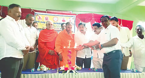 ಹೊಳೆನರಸೀಪುರ ತಾಲೂಕಿನ ಅಖಿಲ ಭಾರತ ವೀರಶೈವ ಲಿಂಗಾಯತ ಮಹಾಸಭಾದ ತಾಲೂಕು ಘಟಕದ ನೂತನ ಪದಾಧಿಕಾರಿಗಳ ಪದಗ್ರಹಣ ಕಾರ್ಯಕ್ರಮ ಜರುಗಿತು. ಶ್ರೀ ಕಲ್ಯಾಣ ಸ್ವಾಮೀಜಿ, ಶ್ರೀ ಸೋಮಶೇಖರ ಶಿವಾಚಾರ್ಯ ಸ್ವಾಮೀಜಿ, ರಾಜಶೇಖರ್, ಪರಮೇಶ್ವರ್ ಇತರರು ಇದ್ದರು.