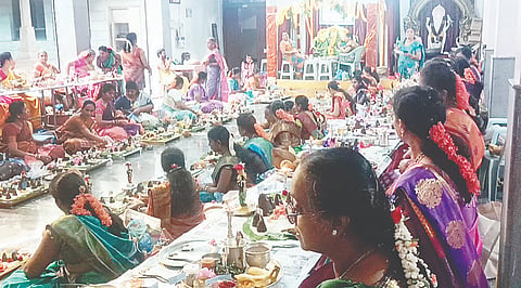 ಹೊಳೆನರಸೀಪುರ ಪಟ್ಟಣದ ಶ್ರೀ ಕನ್ಯಕಾ ಪರಮೇಶ್ವರಿ ದೇವಾಲಯದಲ್ಲಿ ಅಧಿಕ ಜ್ಯೇಷ್ಠ ಮಾಸದ ಪ್ರಯುಕ್ತ ಸಪ್ತಗಿರಿ ಪೂಜೆಯಲ್ಲಿ ಭಾಗಿಯಾಗಿರುವ ಸುಮಂಗಲಿಯರನ್ನು ಕಾಣಬಹುದಾಗಿದೆ.