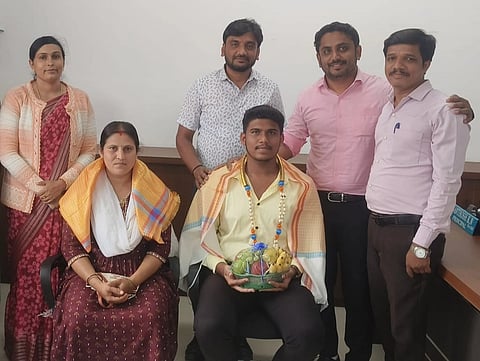 ಹೊಳೆನರಸೀಪುರ ಪಟ್ಟಣದ ಟಾಪರ್ಸ್ ಪಿಯು ಕಾಲೇಜಿನ ವಿದ್ಯಾರ್ಥಿ ಸಮರ್ಥ್ ಎಂ. ಗಿರಿ ಜೆಇಇ ಪರೀಕ್ಷೆಯಲ್ಲಿ 5552ನೇ ರ‌್ಯಾಂಕ್ ಪಡೆದು ಐಟಿಟಿ ಕಾಲೇಜಿನಲ್ಲಿ ಪ್ರವೇಶ ಪಡೆಯಲು ಅರ್ಹತೆ ಪಡೆದಿದ್ದಾರೆ.