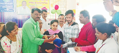 ಅರಸೀಕೆರೆ ಗ್ರಾಮಾಂತರ ತಾಲೂಕು ಜಯ ಚಾಮರಾಜೇಂದ್ರ ಆಸ್ಪತ್ರೆಯಲ್ಲಿ ತಹಸೀಲ್ದಾರ್ ಸಂತೋಷ್ ಕುಮಾರ್ ಪೋಲಿಯೋ ಲಸಿಕೆ ಅಭಿಯಾನಕ್ಕೆ ಚಾಲನೆ ನೀಡಿದರು.