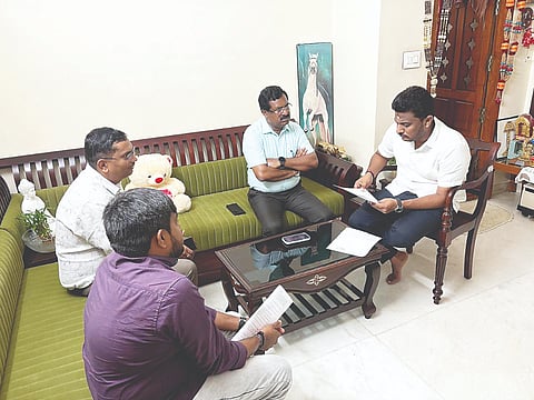 ಹೊಳೆನರಸೀಪುರ ಪಟ್ಟಣದ ನಿವಾಸದಲ್ಲಿ ಸಮಗ್ರ ಮತದಾರರ ಪಟ್ಟಿ ಪರಿಸ್ಕರಣೆಯ ಸಿಬ್ಬಂದಿಗೆ ಶ್ರೇಯಸ್ ಎಂ.ಪಟೇಲ್ ಅಗತ್ಯ ಮಾಹಿತಿ ನೀಡಿದರು.