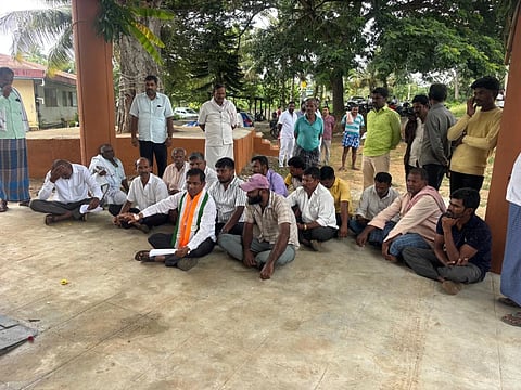  ಹೊಳೆನರಸೀಪುರ ತಾಲೂಕಿನ ದೊಡ್ಡಕುಂಚೇವು ಗ್ರಾಮದ ಸರ್ಕಾರಿ ಸಮೂದಾಯ ಆರೋಗ್ಯ ಕೇಂದ್ರದ ನೂತನ ಕಟ್ಟಡ ಉದ್ಘಾಟನೆಯಲ್ಲಿ ಶಾಸಕ ಎಚ್.ಡಿ.ರೇವಣ್ಣ ಶಿಷ್ಟಾಚಾರ ಉಲ್ಲಂಘಿಸಿರುವುದನ್ನು ಖಂಡಿಸಿ ಕಾಂಗ್ರೆಸ್ ಮುಖಂಡರು ಪ್ರತಿಭಟನೆ ನಡೆಸಿದರು.