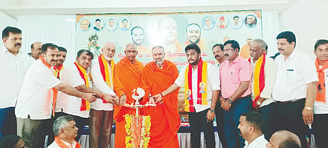 ಹೊಳೆನರಸೀಪುರ ಪಟ್ಟಣದ ಸಾರ್ವಜನಿಕ ಸಮುದಾಯ ಭವನದಲ್ಲಿ ನಾಡಪ್ರಭು ಕೆಂಪೇಗೌಡರ 517ನೇ ಜಯಂತ್ಯುತ್ಸವ ನಡೆಯಿತು. ಡಾ.ನಿಶ್ಚಲಾನಂದನಾಥ ಸ್ವಾಮೀಜಿ, ಶಂಭುನಾಥ ಸ್ವಾಮೀಜಿ, ಶ್ರೇಯಸ್ ಎಂ.ಪಟೇಲ್, ಎ.ಮಂಜು, ರೇಣು ಕುಮಾರ್, ಮಂಜೇಗೌಡ, ಪೃಥ್ವಿರಾಜ್, ರಮೇಶ್ ಇತರರಿದ್ದರು.