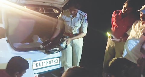 ಹೊಳೆನರಸೀಪುರ ತಾಲೂಕಿನ ಕಬ್ಬೂರು ಗ್ರಾಮದ ಸಮೀಪದ ಪ್ರದೇಶದಲ್ಲಿ ಗಾಂಜಾ ವಶಕ್ಕೆ ಪಡೆಯಲಾಯಿತು. ಪಿಎಸ್‌ಐ ನವ್ಯಾ ಹಾಗೂ ಸಿಬ್ಬಂದಿ ಇದ್ದರು.
