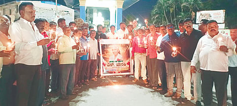 ಹೊಳೆನರಸೀಪುರದ ಜಯಚಾಮರಾಜೇಂದ್ರ ವೃತ್ತದ ಗಾಂಧಿ ಪ್ರತಿಮೆ ಬಳಿ ಮೇಣದಬತ್ತಿ ಬೆಳಗುವ ಮೂಲಕ ಜಾನಕಿ ಅವರ ನಿಧನಕ್ಕೆ ಶ್ರದ್ಧಾಂಜಲಿ ಸಲ್ಲಿಸಲಾಯಿತು.