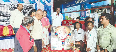 ಹೊಳೆನರಸೀಪುರ ಪಟ್ಟಣದಲ್ಲಿ ಜಾನಕಿ ಅಮ್ಮ ಅವರ ಸ್ಮರಣಾರ್ಥ ತೀರದ ಯಾನ ಜಾನಕಿ ಗಾನ ಗೀತ ನಮನ ಕಾರ್ಯಕ್ರಮದಲ್ಲಿ ಜಾನಕಿ ಅಮ್ಮ ಅವರ ಭಾವಚಿತ್ರಕ್ಕೆ ಗಣ್ಯರು ಪುಷ್ಪಾರ್ಚನೆ ಮಾಡಿದರು. ದೀಪಾ ಬಾಲಾಜಿ, ಜಯಪ್ರಕಾಶ್, ಕೆ.ಎಂ.ನಾಗರಾಜು, ಡಿ.ಕೆ.ವಸಂತಯ್ಯ ಮತ್ತಿತರರಿದ್ದರು.