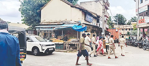 ಹೊಳೆನರಸೀಪುರ ತಾಲೂಕಿನ ಮದ್ಯದಂಗಡಿಗಳ ಸ್ಥಿತಿಗತಿ ಪರಿಶೀಲಿಸಿದ ಚಿಕ್ಕಮಗಳೂರಿನ ಅಬಕಾರಿ ಆಯುಕ್ತೆ ಡಿ.ರೂಪಾ ಸಿಬ್ಬಂದಿ ತಂಡ.  ಡಿವೈಎಸ್ಪಿ ಕೀರ್ತಿಕುಮಾರ್, ನಿರೀಕ್ಷಕ ಪೃಥ್ವಿ, ಹೊಳೆನರಸೀಪುರ ವೃತ್ತನಿರೀಕ್ಷಕ ಪಾಂಡುರಂಗ ಇದ್ದರು. 
