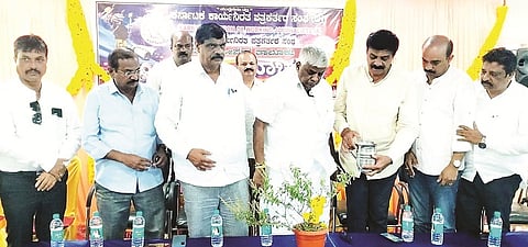 ಹೊಳೆನರಸೀಪುರ  ತಾಲೂಕಿನ ಶ್ರೀರಾಮ ದೇವರ ಅಣೆಕಟ್ಟೆ ಆವರಣದಲ್ಲಿ ಆಯೋಜಿಸಿದ್ದ ಪತ್ರಿಕಾ ದಿನಾಚರಣೆಯಲ್ಲಿ ಶಾಸಕ ಎಚ್.ಡಿ.ರೇವಣ್ಣ ಹಾಗೂ ಎ.ಮಂಜು ಮಾತನಾಡಿದರು.