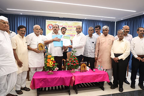  ಬೆಳಗಾವಿ ಸದಾಶಿವರ ನಗರದ ರಡ್ಡಿ ಭವನದಲ್ಲಿ ಮಂಗಳವಾರ ಟಿಟಿಡಿ ಮತ್ತು ಬೆಳಗಾವಿ ರಡ್ಡಿ ಸಂಘ ಪರಸ್ಪರ ಒಡಂಬಡಿಕೆ ಮಾಡಿಕೊಂಡವು. ಎಸ್.ನರೇಶ ಕುಮಾರ, ಲಕ್ಷ್ಮಣ ರೆಡ್ಡಿ , ರಾಮಣ್ಣಾ ಮುಳ್ಳೂರ, ಕಾಂತು ಜಾಲಿಬೇರಿ ಇತರರಿದ್ದರು.