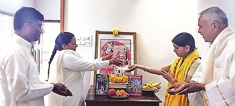 ಚಾಮರಾಜನಗರದ ಋಗ್ವೇದಿ ಕುಟೀರದಲ್ಲಿ ಗೀತಾ ಜಯಂತಿ ಕಾರ್ಯಕ್ರಮದಲ್ಲಿ ಶ್ರೀಕೃಷ್ಣನ ಚಿತ್ರಪಟಕ್ಕೆ ಬಿ.ಕೆ.ದಾನೇಶ್ವರಿ ಪುಷ್ಪಾರ್ಚನೆ ನೆರವೇರಿಸಿದರು. ಸುರೇಶ್ ಋಗ್ವೇದಿ, ಆರಾಧ್ಯ, ನಾಗರಾಜು, ಶ್ರಾವ್ಯಾ ಮತ್ತಿತರರಿದ್ದರು.