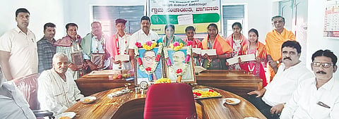  ಹೊಳೆನರಸೀಪುರ ತಾಲೂಕಿನ ಬಾಗೀವಾಳು ಗ್ರಾಮ ಪಂಚಾಯಿತಿಯಲ್ಲಿ ಸ್ವಾತಂತ್ರ್ಯ ದಿನ ಆಚರಣೆಯಲ್ಲಿ ಎಸ್‌ಎಸ್‌ಎಲ್‌ಸಿ ಹಾಗೂ ಪಿಯುಸಿಯಲ್ಲಿ ಹೆಚ್ಚು ಅಂಕಗಳಿಸಿದ ವಿದ್ಯಾಥಿಗಳನ್ನು  ಸನ್ಮಾನಿಸಲಾಯಿತು.  ಕೆ.ಸಿ. ವಿಜಯ್ , ಕೆ.ಎಂ.ನಾಗರಾಜು, ಈ.ಬಿ. ಚಿದಾನಂದ, ಬಿ ಉಮೇಶ್ ಇತರರಿದ್ದರು.