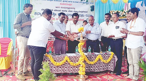 ಹೊಳೆನರಸೀಪುರ ತಾಲೂಕು ಕಚೇರಿ ಸಭಾಂಗಣದಲ್ಲಿ ಆಯೋಜಿಸಿದ್ದ ಡಿ.ದೇವರಾಜ ಅರಸು ಅವರ 111ನೇ ಜನ್ಮ ದಿನಾಚರಣೆಯಲ್ಲಿ ತಹಸೀಲ್ದಾರ್ ರೇಣು ಕುಮಾರ್, ಮುನಿರಾಜು, ಸೋಮಲಿಂಗೇಗೌಡ, ಕುಮಾರ್, ಸುರೇಶ್ ಮತ್ತಿತರರಿದ್ದರು.