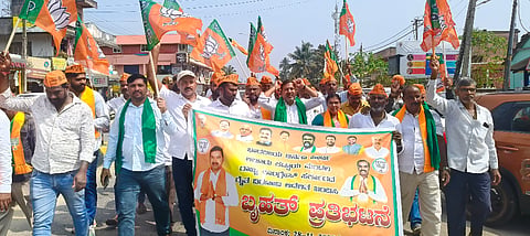 ರಾಜ್ಯ ಸರ್ಕಾರದ ರೈತ ವಿರೋಧಿ ನೀತಿ ಖಂಡಿಸಿ ಶಾಸಕ ಸಿಮೆಂಟ್ ಮಂಜು ನೇತೃತ್ವದಲ್ಲಿ ಆಲೂರು ಕಟ್ಟಾಯ ಮಂಡಲದ ಬಿಜೆಪಿ ಕಾರ್ಯಕರ್ತರು ತಾಲೂಕು ಕಚೇರಿ ಮುಂದೆ ಶುಕ್ರವಾರ ಪ್ರತಿಭಟನೆ ನಡೆಸಿದರು.