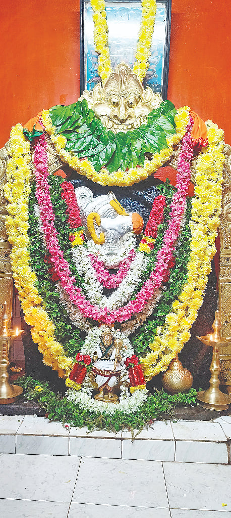 ಹನುಮದ್ ವ್ರತದ ಅಂಗವಾಗಿ ಆಲೂರು ಕಸಬಾ ಹೋಬಳಿಯ ಬೈರಾಪುರದ ವೀರಾಂಜನೇಯ ಸ್ವಾಮಿಗೆ ವಿಶೇಷ ಅಲಂಕಾರ ಕೈಗೊಳ್ಳಲಾಗಿತ್ತು. 