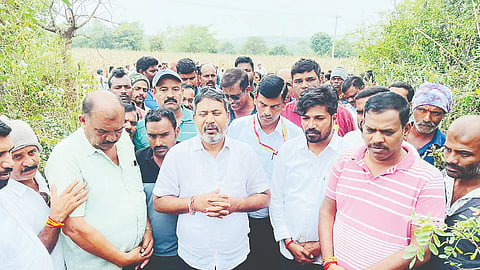 ಹೆಜ್ಜೇನು ದಾಳಿಯಿಂದ ಮೃತಪಟ್ಟ ತಾಲೂಕಿನ ಕಸಬಾ ಹೋಬಳಿ ಕಣತೂರು ಗ್ರಾಮ ಪಂಚಾಯತಿ ವ್ಯಾಪ್ತಿಯ ತೊಗರನಹಳ್ಳಿ ಗ್ರಾಮದ ರೈತ ರುದ್ರಶೆಟ್ಟಿಯ ಮನೆಗೆ ಶಾಸಕ ಸಿಮೆಂಟ್ ಮಂಜು ಭೇಟಿ ನೀಡಿ ಕುಟುಂಬಸ್ಥರಿಗೆ ಸಾಂತ್ವನ ಹೇಳಿದರು. 