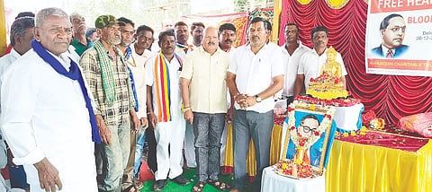 ಆಲೂರಿನಲ್ಲಿ ಆಯೋಜಿಸಿದ್ದ ಸಂವಿಧಾನ ಶಿಲ್ಪಿ ಡಾ.ಬಿ.ಆರ್. ಅಂಬೇಡ್ಕರ್ ಅವರ ಮಹಾಪರಿನಿರ್ವಾಣ ದಿನ ಕಾರ್ಯಕ್ರಮದಲ್ಲಿ ಶಾಸಕ ಸಿಮೆಂಟ್ ಮಂಜು  ಮಾತನಾಡಿದರು.