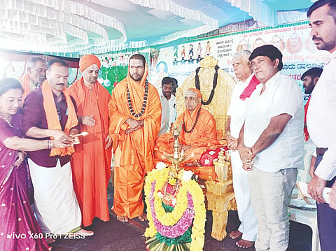 ಪಾಳ್ಯ ಹೋಬಳಿ ಕಾರ್ಜುವಳ್ಳಿಯಲ್ಲಿರುವ ಶ್ರೀಮದ್ ರಂಭಾಪುರಿ ವೀರ ಸಿಂಹಾಸನ ಶಾಖಾ ಶ್ರೀ ಸಂಸ್ಥಾನ ಹಿರೇಮಠದಲ್ಲಿ ಲಿಂಗೈಕ್ಯ ಶ್ರೀ ರುದ್ರಮುನಿ ಶಿವಾಚಾರ್ಯ ಸ್ವಾಮೀಜಿ 47ನೇ ವರ್ಷದ ಪುಣ್ಯ ಸ್ಮರಣೋತ್ಸವ, ಪ್ರಸ್ತುತ ಶ್ರೀಗಳ ಪಟ್ಟಾಧಿಕಾರದ ಐದನೇ ವಾರ್ಷಿಕೋತ್ಸವ- ಜನ್ಮ ವರ್ಧಂತಿ ಮಹೋತ್ಸವದ ಅಂಗವಾಗಿ ಹಮ್ಮಿಕೊಂಡಿದ್ದ ಜ್ಞಾನ ವೈಭವಂ ಧರ್ಮ ಸಮಾರಂಭದಲ್ಲಿ ಶ್ರೀ 1008 ಜಗದ್ಗುರು ಡಾ. ಚಂದ್ರಶೇಖರ ಶಿವಾಚಾರ್ಯ ಭಗವತ್ಪಾದರು ಆಶೀರ್ವಚನ ನೀಡಿದರು.
