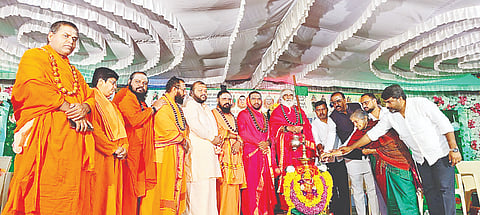 ಆಲೂರು ತಾಲೂಕು ಪಾಳ್ಯ ಹೋಬಳಿ ಕಾರ್ಜುವಳ್ಳಿಯಲ್ಲಿರುವ ಶ್ರೀಮದ್ ರಂಭಾಪುರಿ ವೀರ ಸಿಂಹಾಸನ ಶಾಖಾ ಶ್ರೀ ಸಂಸ್ಥಾನ ಹಿರೇಮಠದಲ್ಲಿ ಲಿಂಗೈಕ್ಯ ರುದ್ರಮುನಿ ಶಿವಾಚಾರ್ಯ ಸ್ವಾಮೀಜಿ ಅವರ 47ನೇ ವರ್ಷದ ಪುಣ್ಯ ಸ್ಮರಣೋತ್ಸವ, ಪ್ರಸ್ತುತ ಶ್ರೀಗಳವರ ಪಟ್ಟಾಧಿಕಾರದ ಐದನೇ ವಾರ್ಷಿಕೋತ್ಸವ-ಜನ್ಮ ವರ್ಧಂತಿ ಮಹೋತ್ಸವದಲ್ಲಿ ಡಾ.ವೀರಸೋಮೇಶ್ವರ ರಾಜದೇಶಿಕೇಂದ್ರ ಶಿವಾಚಾರ್ಯ ಭಗವತ್ಪಾದರು, ಶ್ರೀ ರೇಣುಕಾ ಶಿವಾಚಾರ್ಯ ಸ್ವಾಮೀಜಿ, ಶ್ರೀ ಶಿವಸಿದ್ದರಾಮೇಶ್ವರ ಶಿವಾಚಾರ್ಯ ಸ್ವಾಮೀಜಿ, ಶ್ರೀ ರೇವಣಸಿದ್ದೇಶ್ವರ ಶಿವಾಚಾರ್ಯ ಸ್ವಾಮೀಜಿ, ಸಿಮೆಂಟ್ ಮಂಜು, ಸಿದ್ದೇಶ್ ನಾಗೇಂದ್ರ ಇದ್ದರು.