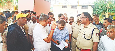 ಆಲೂರು ತಾಲೂಕು ಕಚೇರಿಗೆ ಬಾಂಬ್ ಇಟ್ಟಿರುವುದಾಗಿ ಅನಾಮಧೇಯ ವ್ಯಕ್ತಿಯೊಬ್ಬ ಇ-ಮೇಲ್ ಮೂಲಕ ಬೆದರಿಕೆ ಸಂದೇಶ ಕಳುಹಿಸಿದ್ದ ಹಿನ್ನೆಲೆಯಲ್ಲಿ ಶಾಸಕ ಸಿಮೆಂಟ್ ಮಂಜು ಸೋಮವಾರ ಕಚೇರಿಗೆ ಭೇಟಿ ನೀಡಿ ಸಿಬ್ಬಂದಿಯಿಂದ ಮಾಹಿತಿ ಪಡೆದರು.
