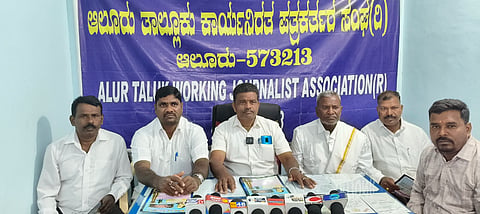 ಆಲೂರಿನ ಕಾರ್ಯನಿರತ ಪತ್ರಕರ್ತರ ಸಂಘದಲ್ಲಿ ಆಯೋಜಿಸಿದ್ದ ಸುದ್ದಿಗೋಷ್ಠಿಯಲ್ಲಿ ಗೇಕರವಳ್ಳಿ ಬಸವರಾಜ್ ಮಾತನಾಡಿದರು.