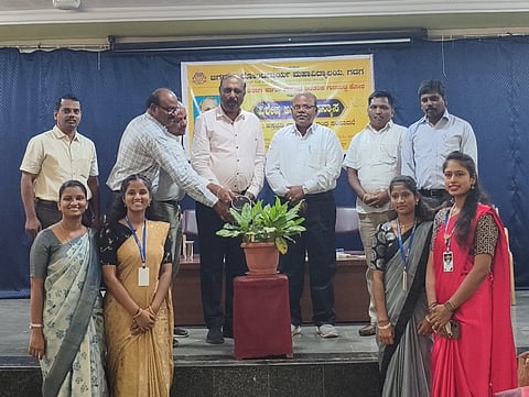 ಕೆಎಲ್ ಇ ಸಂಸ್ಥೆಯಲ್ಲಿ ಏರ್ಪಡಿಸಿದ್ದ ಹಸ್ತಪ್ರತಿ ಶಾಸ್ತ್ರ ಮತ್ತು ಗ್ರಂಥ ಸಂಪಾದನೆ ಕಾರ್ಯಕ್ರಮವನ್ನು ನಿಂಗಪ್ಪ ಮುದೇನೂರು ಉದ್ಘಾಟಿಸಿದರು. ತೇಜಸ್ವಿನಿ ಮಾಗಡಿ, ಪ್ರೊ. ಗಿರಿಧರ್ ಕೆ ಆರ್, ಪ್ರೊ. ವಿಶ್ವನಾಥ ಜಿ.,  ಪ್ರೊ. ಬಿ. ಆರ್. ಚಿನಗುಂಡಿ, ಪ್ರೊ ಪಿ.ಜಿ ಪಾಟೀಲ್, ಡಾ. ರಮೇಶ ಜಿ.ಕೆ., ಕೋಟೆಮ್ಮ ರೆಡ್ಡಿ, ರಜನಿ ಕುರಿ ಇತರರು ಇದ್ದರು.