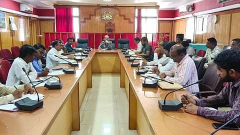 ಘನತ್ಯಾಜ್ಯ ವಿಲೇವಾರಿ ನೀತಿ ಅನುಷ್ಠಾನ ಕುರಿತು ಸಿ.ಎನ್. ಶ್ರೀಧರ ಅಧ್ಯಕ್ಷತೆಯಲ್ಲಿ ಸಭೆ ಜರುಗಿತು. ಸಭೆಯಲ್ಲಿ ಲೋಹಿತ್‌ಕುಮಾರ್ ಪಿ.ಜೆ,  ಆರ್.ಎಸ್.ಬುರುಡಿ, ಆನಂದ ಬದಿ ಇತರರು ಇದ್ದರು