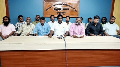 ಹಿಂದೂ ಸಮಾವೇಶಕ್ಕೆ ಆಗಮಿಸಲಿರುವ ಕನ್ಹೇರಿ ಶ್ರೀಗಳ ವಿರುದ್ದ ಅಪಪ್ರಚಾರ ಖಂಡನೆ ಮಾಡಿ ಮಾದಿಗ ಸಮಾಜದ ಉಡಚಪ್ಪ ಸುದ್ದಿಗೋಷ್ಟಿ ನಡೆಸಿದರು. ರಾಘವೇಂದ್ರ, ಮಂಜುನಾಥ ಕೋಟ್ನಿಕರ, ಪಿ.ಎಸ್. ಕಾಳೆ, ಮೌನೇಶ ದಾಸರ, ಹುಲಗಪ್ಪ ವಾಲ್ಮೀಕಿ, ಅಶೋಕ ಬಜಂತ್ರಿ, ಈರಪ್ಫ ವಾಲ್ಮೀಕಿ, ಮಂಜುನಾಥ ಗುಡಿ, ಮಂಜುನಾಥ ಪೂಜಾರ, ಕುಮಾರ ನಾಡಗೇರ,‌ ಮಂಜುನಾಥ ಗುಡಿಮನಿ, ಸ್ವರೂಪ ಹುಳ್ಳಿಕಾಶಿ, ವೆಂಟೇಶ ದೊಡ್ಡಮನಿ ಇತರರು ಇದ್ದರು.