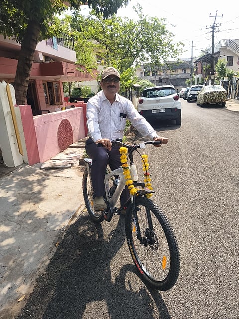 ಸರ್ಕಾರಿ ವಾಹನ ಬಿಟ್ಟು ಸೈಕಲ್ ಸವಾರಿ