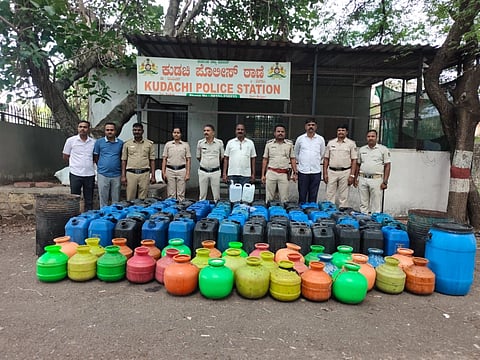 ಕಳ್ಳಭಟ್ಟಿ ಸಂಗ್ರಹಿಸಿದ ಮನೆಯ ಮೇಲೆ ಪೊಲೀಸರ ದಾಳಿ