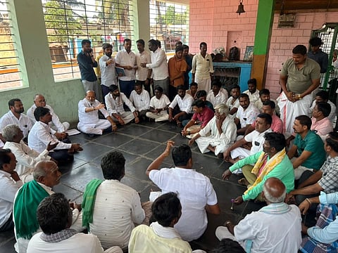 ಕೊಪ್ಪಳ ತಾಲೂಕಿನ ಬಗನಾಳ ಗ್ರಾಮಸ್ಥರೊಂದಿಗೆ ಜೆಡಿಎಸ್​ ನಿಯೋಗ ಸದಸ್ಯರು ಸೋಮವಾರ ಸಂವಾದ ನಡೆಸಿದರು. ಕೋರ್​ ಕಮಿಟಿ ಸದಸ್ಯ ಸಿ.ವಿ.ಚಂದ್ರಶೇಖರ, ತಾಲೂಕು ಅಧ್ಯಕ್ಷ ವೀರೇಶ್​ ಗೌಡ, ನಗರ ಘಟಕದ ಅಧ್ಯಕ್ಷ ಸೋಮನಗೌಡ ಹೊಗರನಾಳ, ಎಸ್​ ಸಿ ಘಟಕದ ತಾಲೂಕು ಅಧ್ಯಕ್ಷ ಸುರೇಶ್​ ಪೂಜಾರ ಇದ್ದರು. 
